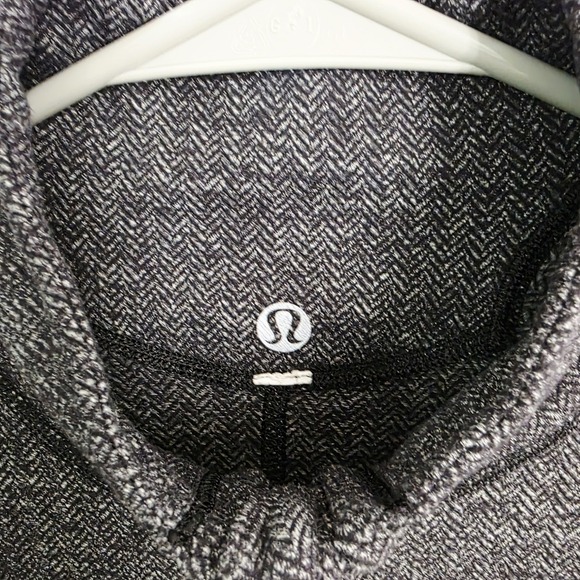 Lululemon Run U Turn Herringbone Pullover Sweater, size 2, 4 Gray 1/2 Zip - Picture 9 of 10